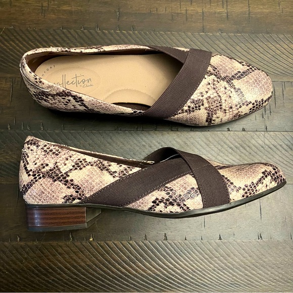 Clarks Taupe snake shoes - Picture 3 of 5